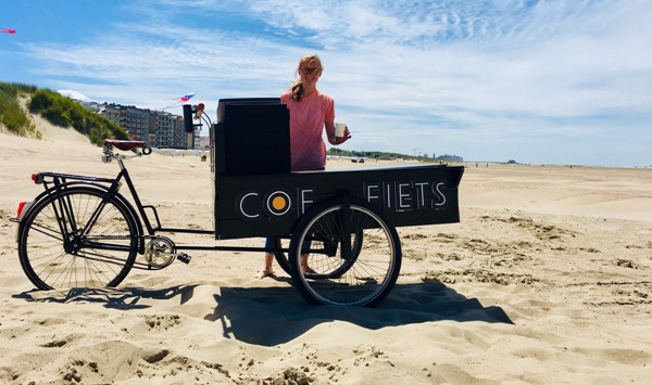 Foto bakfiets op strand