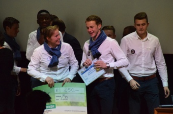 Foto winnaars mannen met cheque