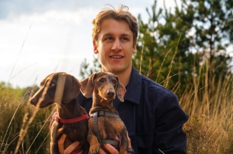 Foto man met 2 honden